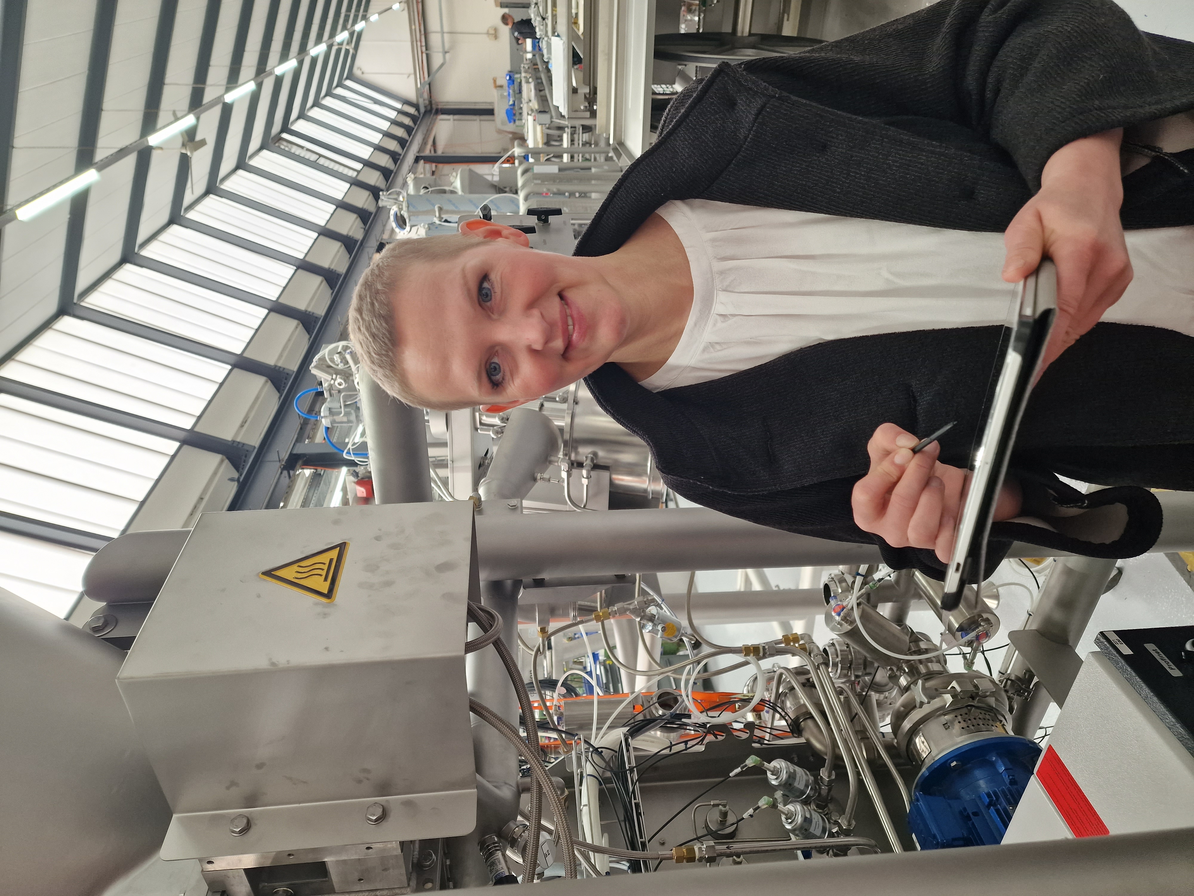 Melissa Strecker mit Tablet in einer Produktionshalle